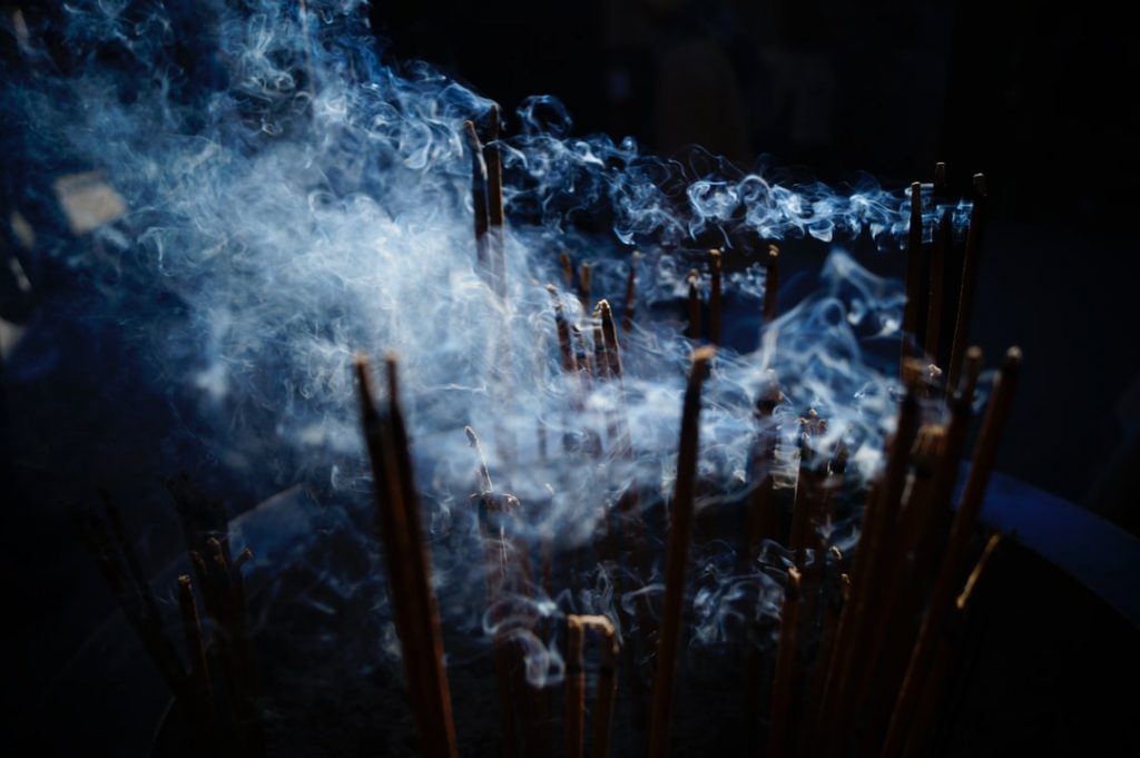 Pourquoi et comment utiliser l'encens Nag Champa ?